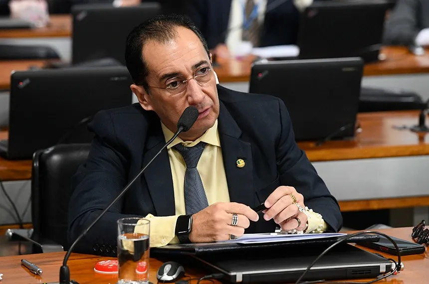 O senador Jorge Kajuru é autor da proposta de emenda à Constituição que desonera os produtos da cesta básica, gasto significativo da população de baixa renda. (Marcos Oliveira/Agência Senado)