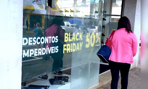 Paranaenses devem gastar em média R$ 460 na Black Friday, diz pesquisa