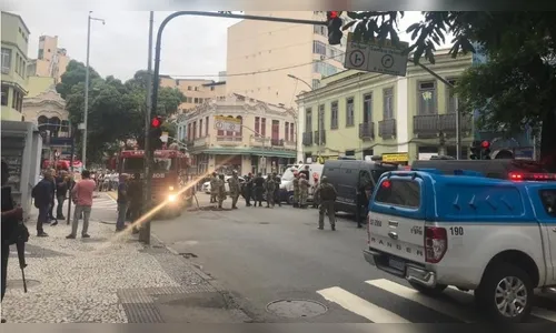Homem mantém cinco reféns em bar na Lapa, no Rio