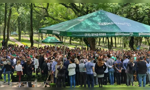 Corpo do apresentador Gugu é enterrado em São Paulo