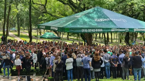 Corpo do apresentador Gugu é enterrado em São Paulo