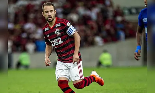 Com dores no joelho, Everton Ribeiro desfalca o Flamengo contra o Palmeiras