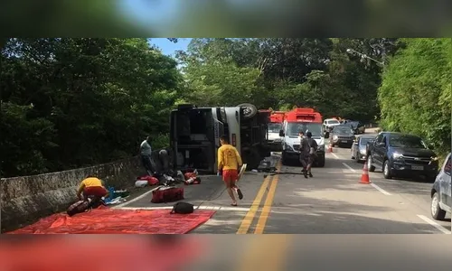 Ônibus com 42 atletas tomba no litoral de SP e deixa um morto