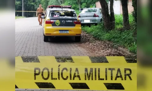 Homem é encontrado morto com lingerie na boca e enrolado em tapete dentro de carro