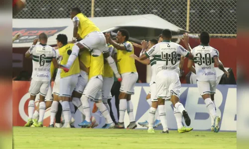 De virada e com 'herói improvável', Coritiba vence o Vitória no Barradão e garante o retorno à Série A