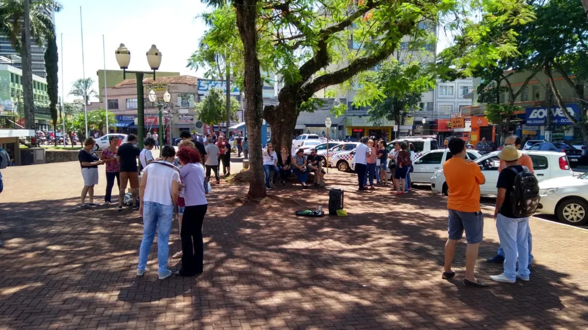 Professores e funcionários da rede estadual que aderiram à greve se reuniram hoje pela manhã na Praça Rui Barbosa (WhatsApp)