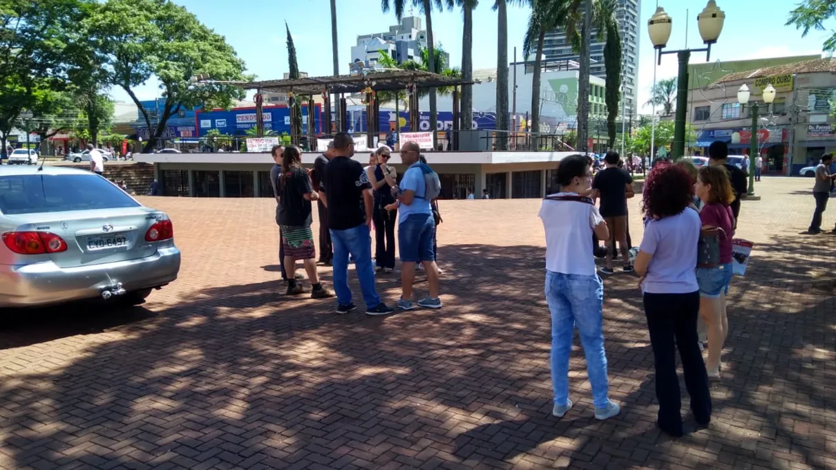 Professores e funcionários da rede estadual que aderiram à greve se reuniram hoje pela manhã na Praça Rui Barbosa (WhatsApp)