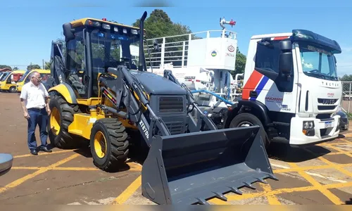 Apucarana recebe uma nova retroescavadeira
