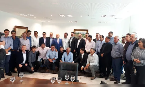 Prefeitos da Amuvi levam pauta de reivindicações ao governador Ratinho Junior