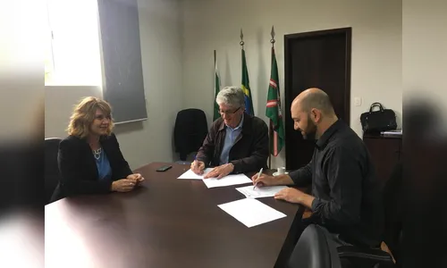 Prefeito Hugo Manueira assina convênio para pavimentação de estrada rural em Sabáudia