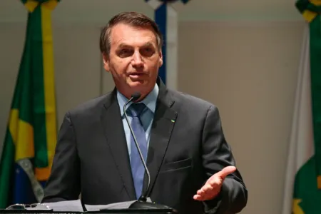 Desvalorização da moeda se deve a fatores externos, diz Bolsonaro