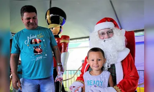 Arapongas recepciona Papai Noel com grande festa