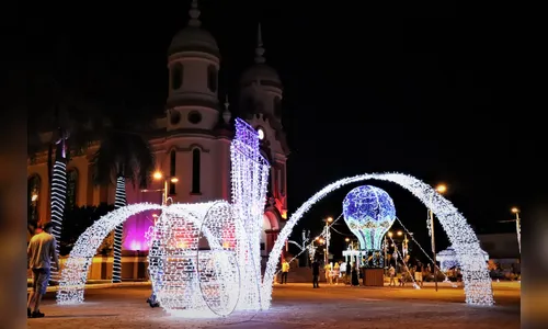 Decoração natalina enche de luz a Avenida Arapongas