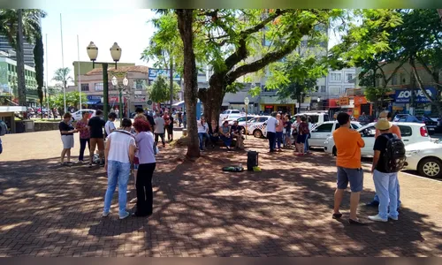 Professores que aderiram à greve se reúnem na Praça Rui Barbosa 