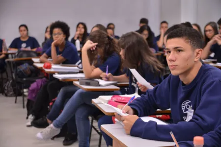 Pisa: meninas vão melhor em leitura e meninos, em matemática