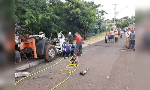 Poste cai sobre cabine de caminhão e deixa motorista ferido, em Jandaia do Sul