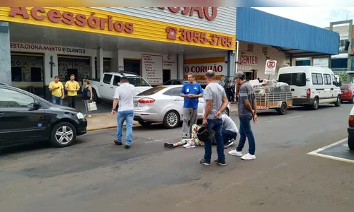 Motociclista fica ferida após bater contra traseira de caminhonete, em Arapongas