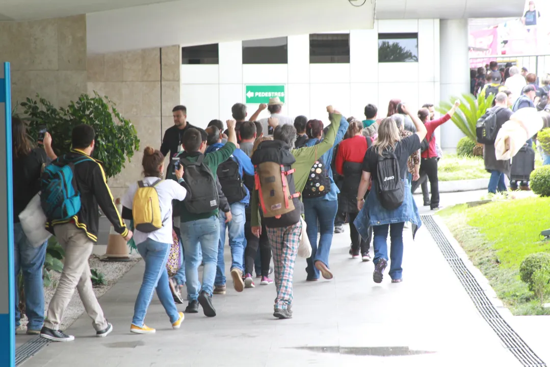 Manifestantes desocupam a Assembleia Legislativa do Paraná