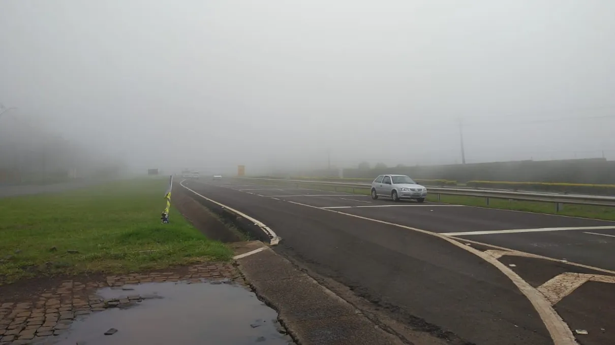 Neblina na pista exige atenção dos motoristas; veja o vídeo