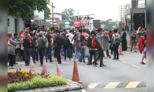 
						
							Manifestantes desocupam a Assembleia Legislativa do Paraná
						
						