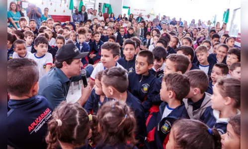 
						
							Prefeito de Apucarana entrega reforma e ampliação de escola no Jardim Menegazzo
						
						