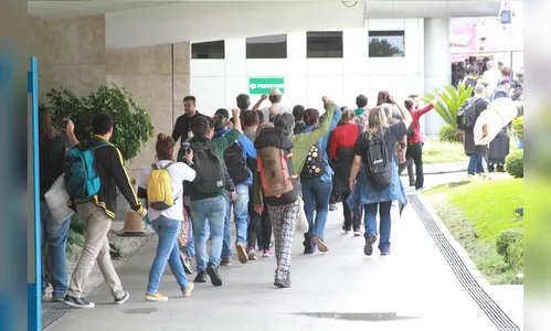 Manifestantes desocupam a Assembleia Legislativa do Paraná