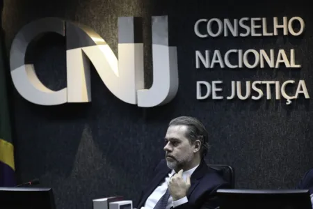 CNJ pune juiz que acusou Gilmar Mendes de receber propina