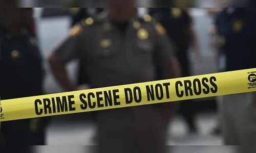 Mãe é acusada de matar filhos enforcados com coleira de cachorro nos EUA