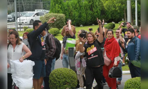 
						
							Manifestantes desocupam a Assembleia Legislativa do Paraná
						
						