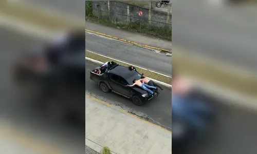 Assaltantes fogem com reféns em capô de caminhonete em SC