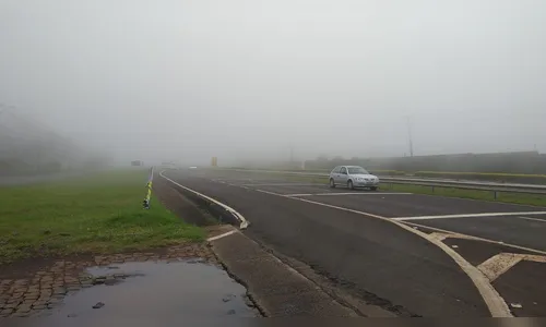 Neblina na pista exige atenção dos motoristas; veja o vídeo