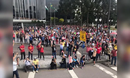 Professores da rede pública de ensino do Paraná encerram greve