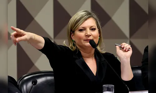 Em CPMI, Joice acusa Carlos e Eduardo Bolsonaro de controlar 'milícias virtuais'