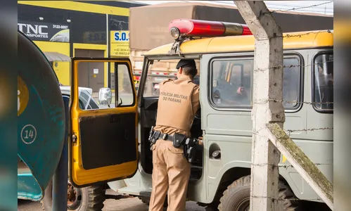 Jovem é preso pela PM após ameaçar e tentar agredir esposa, em Apucarana