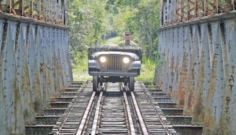 Fotógrafo transforma jipe em trem e roda em trilhos do litoral do PR