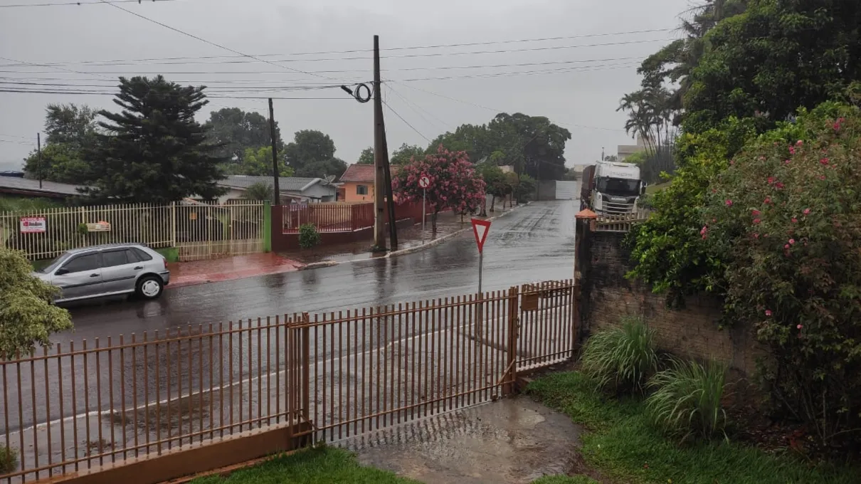 Chuva forte nos municípios da região de Ivaiporã. (Foto: Ivan Maldonado)