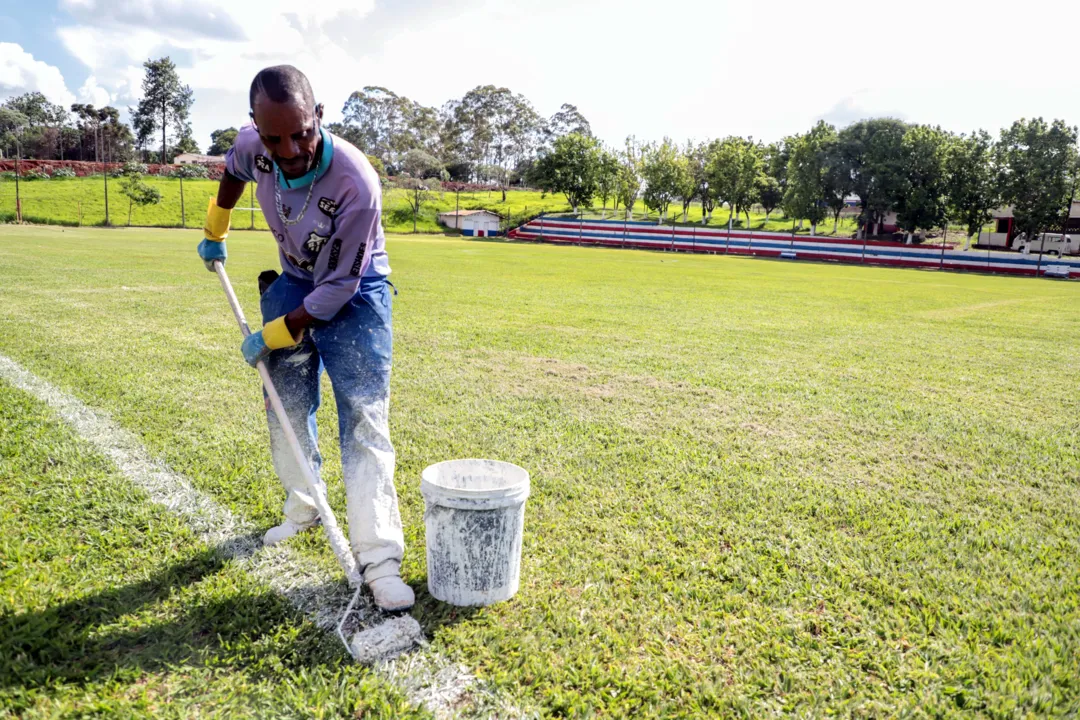 Apucarana investe na manutenção de campos de futebol