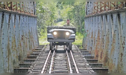 Fotógrafo transforma jipe em trem e roda em trilhos do litoral do PR