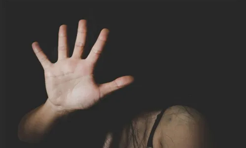 Mulher apanha da cunhada enquanto é segurada pelo próprio marido, em Arapongas