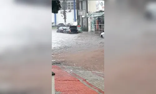 Rua em frente a UPA fica alagada nesta manhã, em Apucarana