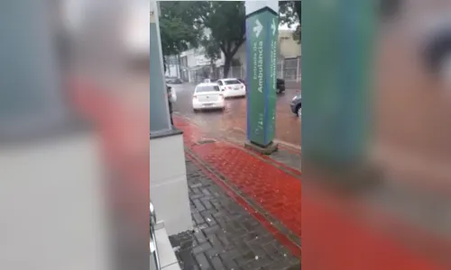 
							Rua em frente a UPA fica alagada nesta manhã, em Apucarana
						
						