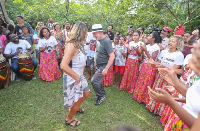 Lula dança em visita a comunidade quilombola em Paraty (RJ)
