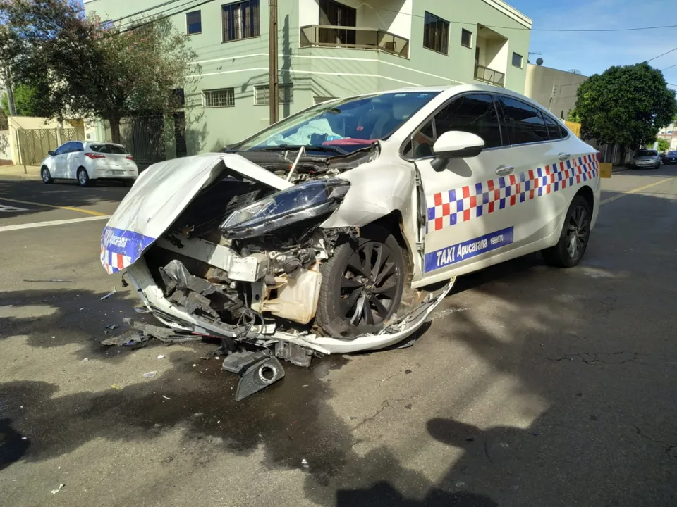 Motorista de táxi se envolve em acidente e abandona o carro, em Apucarana