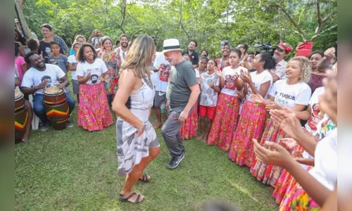 Lula dança em visita a comunidade quilombola em Paraty (RJ)