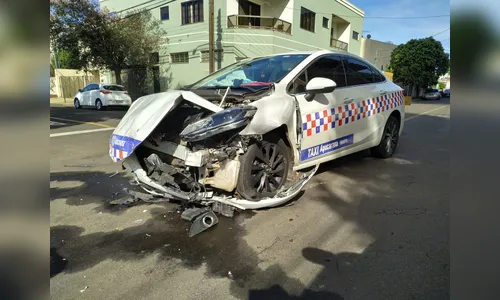 Motorista de táxi se envolve em acidente e abandona o carro, em Apucarana