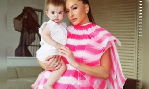 Sabrina Sato se alonga com Zoe em novo clique