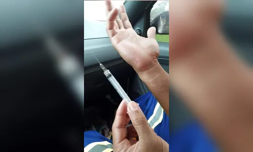 Seringas com agulhas descartadas no lixo comum ferem coletor em Arapongas