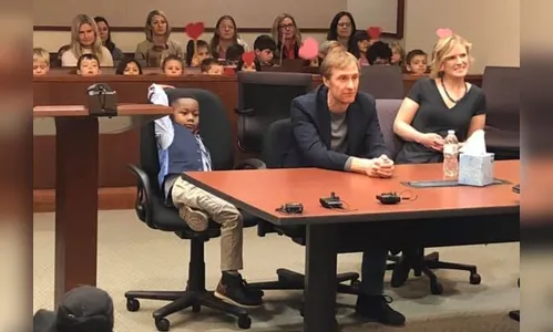 Menino de 5 anos convida toda a classe para assistir a sua adoção legal