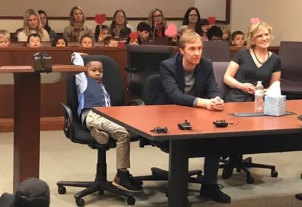 Menino de 5 anos convida toda a classe para assistir a sua adoção legal