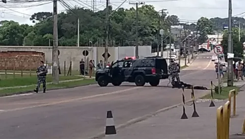 Rua foi bloqueada por viaturas da Polícia Militar. (Foto: reprodução)